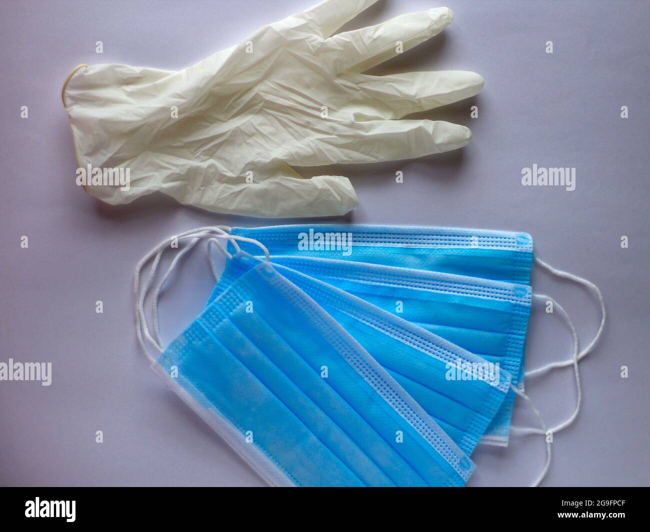 Drei Einwegmasken und Einweghandschuh für Covid-19, Indien Stockfoto