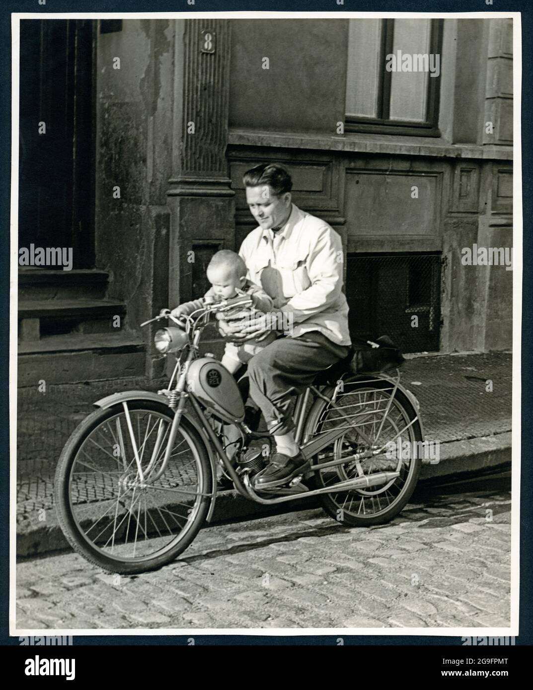 Europa, Deutschland, Hamburg, Vater und Sohn mit einem Rex-Moped, in den 1950er Jahren, ZUSÄTZLICHE-RIGHTS-CLEARANCE-INFO-NOT-AVAILABLE Stockfoto