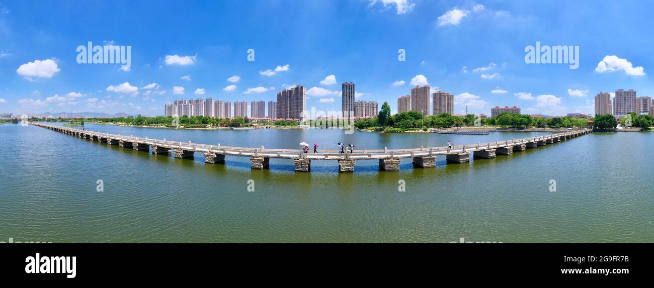 (210726) -- QUANZHOU, 26. Juli 2021 (Xinhua) -- Luftfoto vom 8. Juli 2021 zeigt Touristen, die eine anient Steinbrücke in Quanzhou, südöstlich der Provinz Fujian in China, besuchen. Quanzhou liegt an der Südostküste der chinesischen Provinz Fujian. In den Dynastien Song (960-1279) und Yuan (1271-1368) war Quanzhou als "der größte Hafen im Osten" bekannt. Mit zahlreichen Handelsschiffen aus dem Osten und Westen, die Tag und Nacht kommen und gehen, wurde der Wohlstand der Stadt in vielen historischen Materialien und "die Reisen von Marco Polo", die die Reise des italienischen e erzählt anschaulich aufgezeichnet Stockfoto