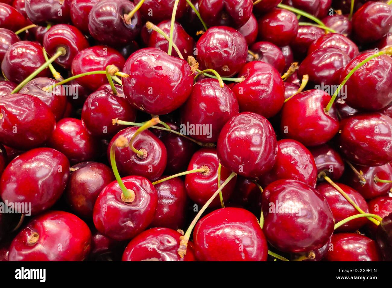 Nahaufnahme eines Kirschstapels an einem Marktstand. Stockfoto