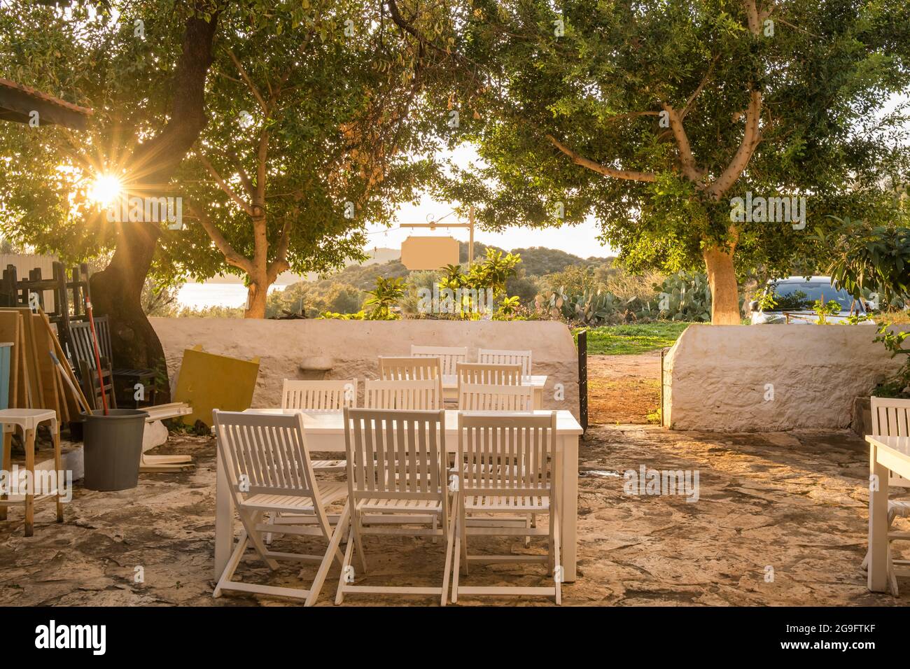 Gemütliches Café im Freien bei Sonnenuntergang in Kas, Türkei Stockfoto