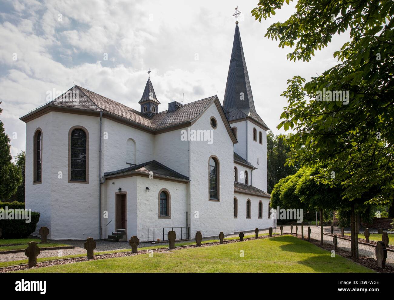 Die romanische St. Georg Kirche in Troisdorf-Altenrath, Troisdorf, Nordrhein-Westfalen, Deutschland. Die romanische St. Georg Kirche in Troisdorf-Alt Stockfoto