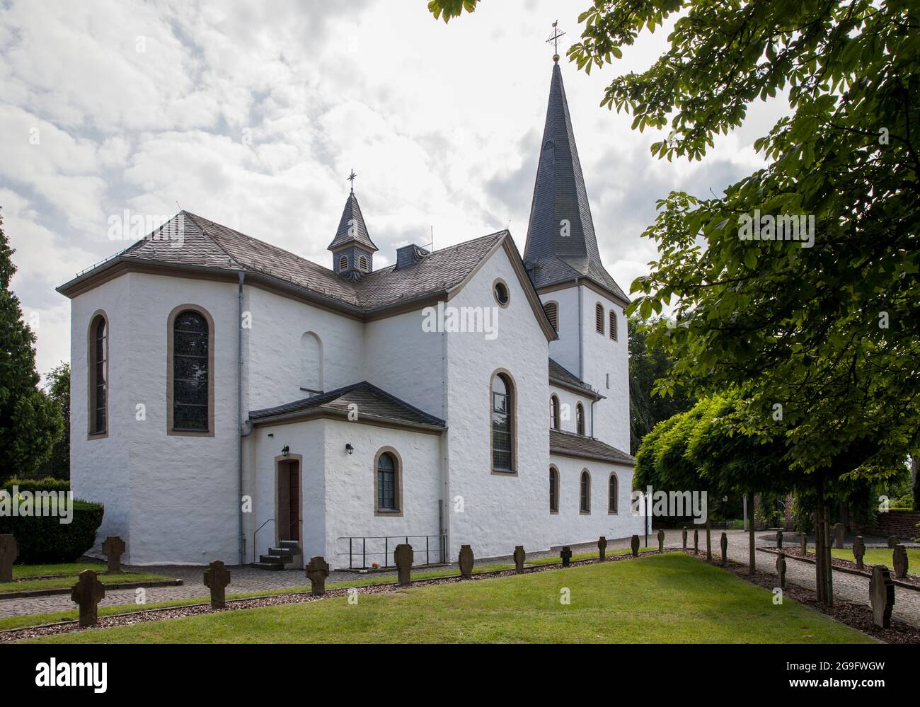Die romanische St. Georg Kirche in Troisdorf-Altenrath, Troisdorf, Nordrhein-Westfalen, Deutschland. Die romanische St. Georg Kirche in Troisdorf-Alt Stockfoto