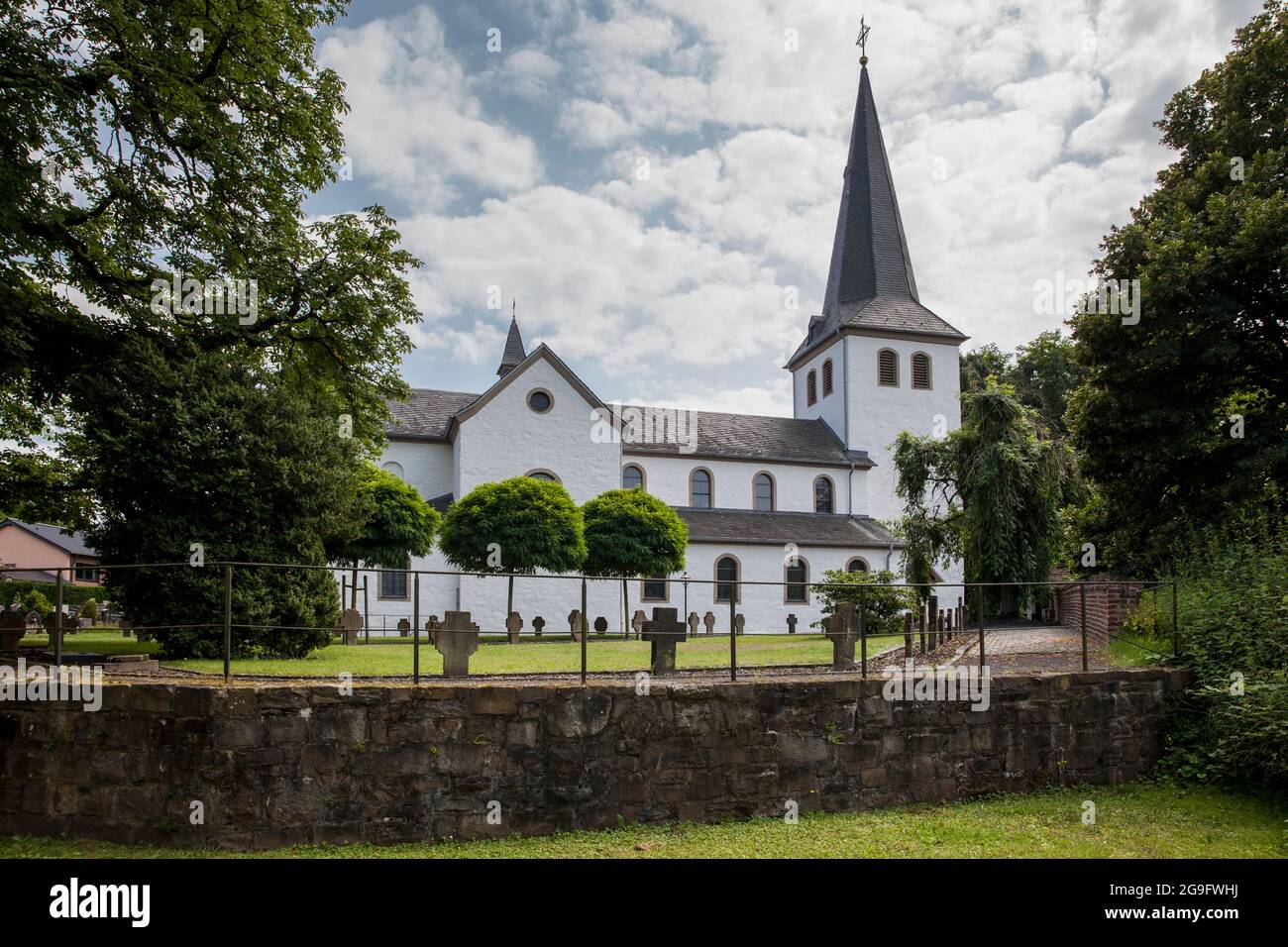 Die romanische St. Georg Kirche in Troisdorf-Altenrath, Troisdorf, Nordrhein-Westfalen, Deutschland. Die romanische St. Georg Kirche in Troisdorf-Alt Stockfoto