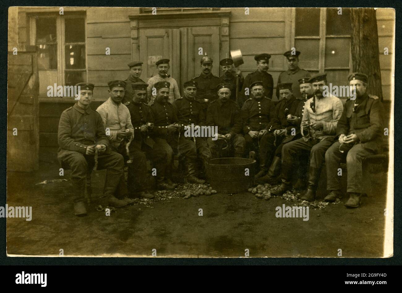 Europa, Deutschland, 1. Weltkrieg, Gruppe deutscher Soldaten, die Kartoffeln schälen, Stadt unbekannt, Fotograf unbekannt, ZUSÄTZLICHE-RIGHTS-CLEARANCE-INFO-NOT-AVAILABLE Stockfoto