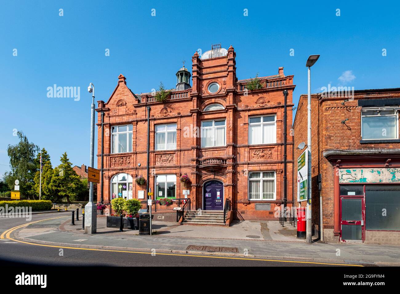 Das Gebäude der Victoria Technical Schools und der Freien Bibliothek ist jetzt ein ratsbüro in Middlewich, in Großbritannien Stockfoto Das Gebäude der Victoria Technical Schools und der Freien Bibliothek ist jetzt ein ratsbüro in Middlewich, in Großbritannien Stockfoto
