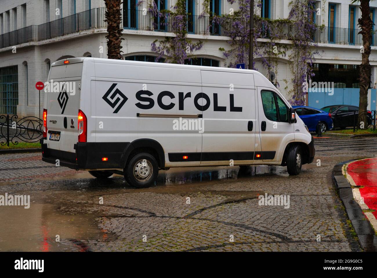 Batumi, Georgia - 4. Mai 2021: Scroll-Minibus auf der Straße Stockfoto