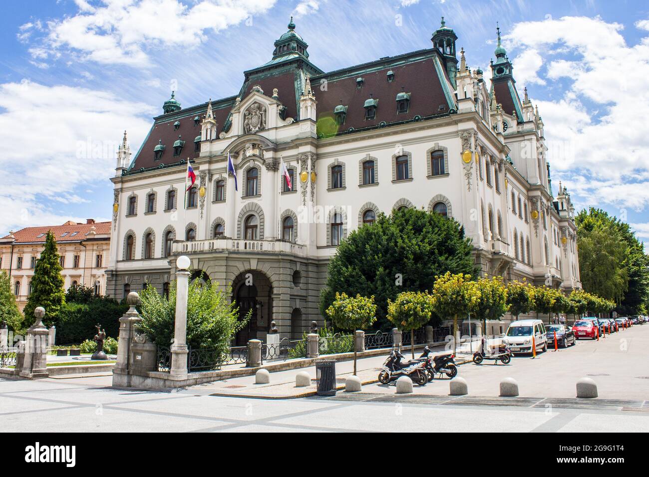 Ljubljana, Slowenien - 15. Juli 2017: Blick auf das Universitätsgebäude auf dem Kongressplatz an einem sonnigen Tag Stockfoto
