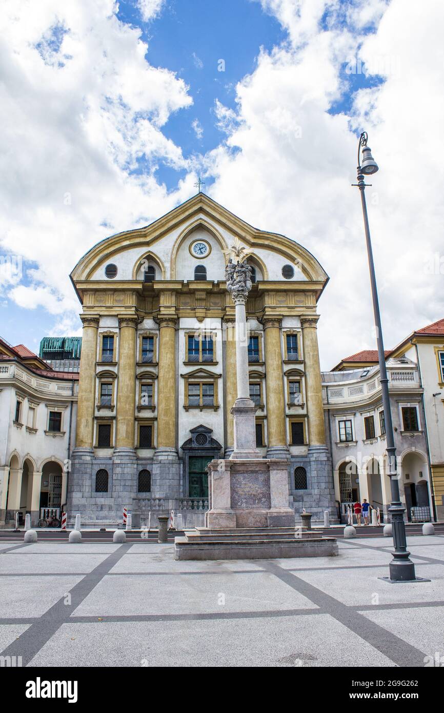 Ljubljana, Slowenien - 15. Juli 2017: Blick auf die Kirche der Heiligen Dreifaltigkeit Ursulinen auf dem Kongressplatz an einem sonnigen Tag Stockfoto