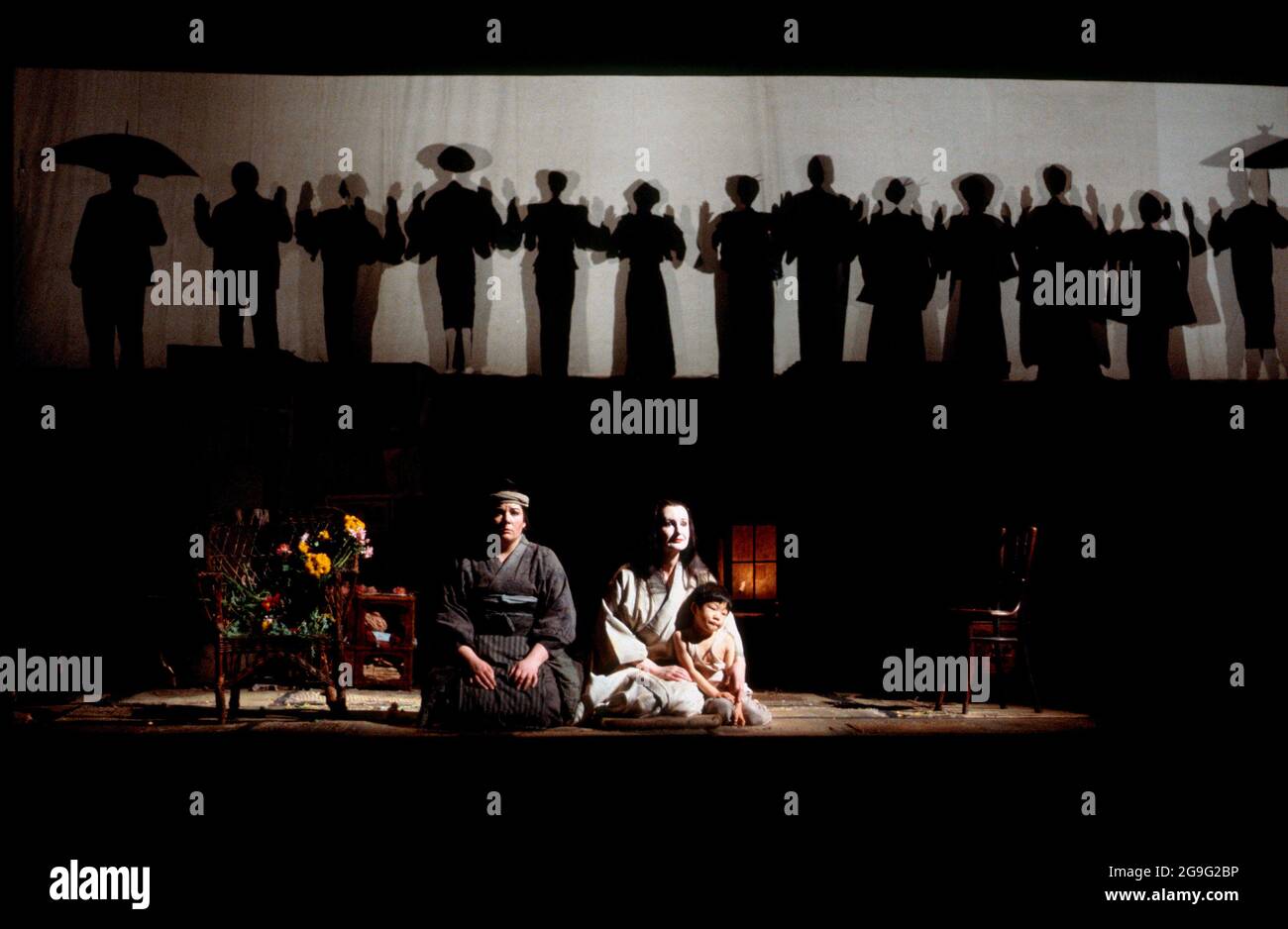 l-r: Anne-Marie Owens (Suzuki), Magdalena Falewicz (CIO-CIO-San / Madame Butterfly), Jungi Morikani (Sorrow) in MADAME BUTTERFLY von Puccini an der English National Opera (ENO), London Coliseum, London WC2 21/02/1986 Musik: Giacomo Puccini Libretto: Luigi Illica und Giuseppe Giacechardosa Leitung: James Lockhart Gestaltung: Stefanos Graham Lazaridis Lichtleiter: Matthew Vick Stockfoto