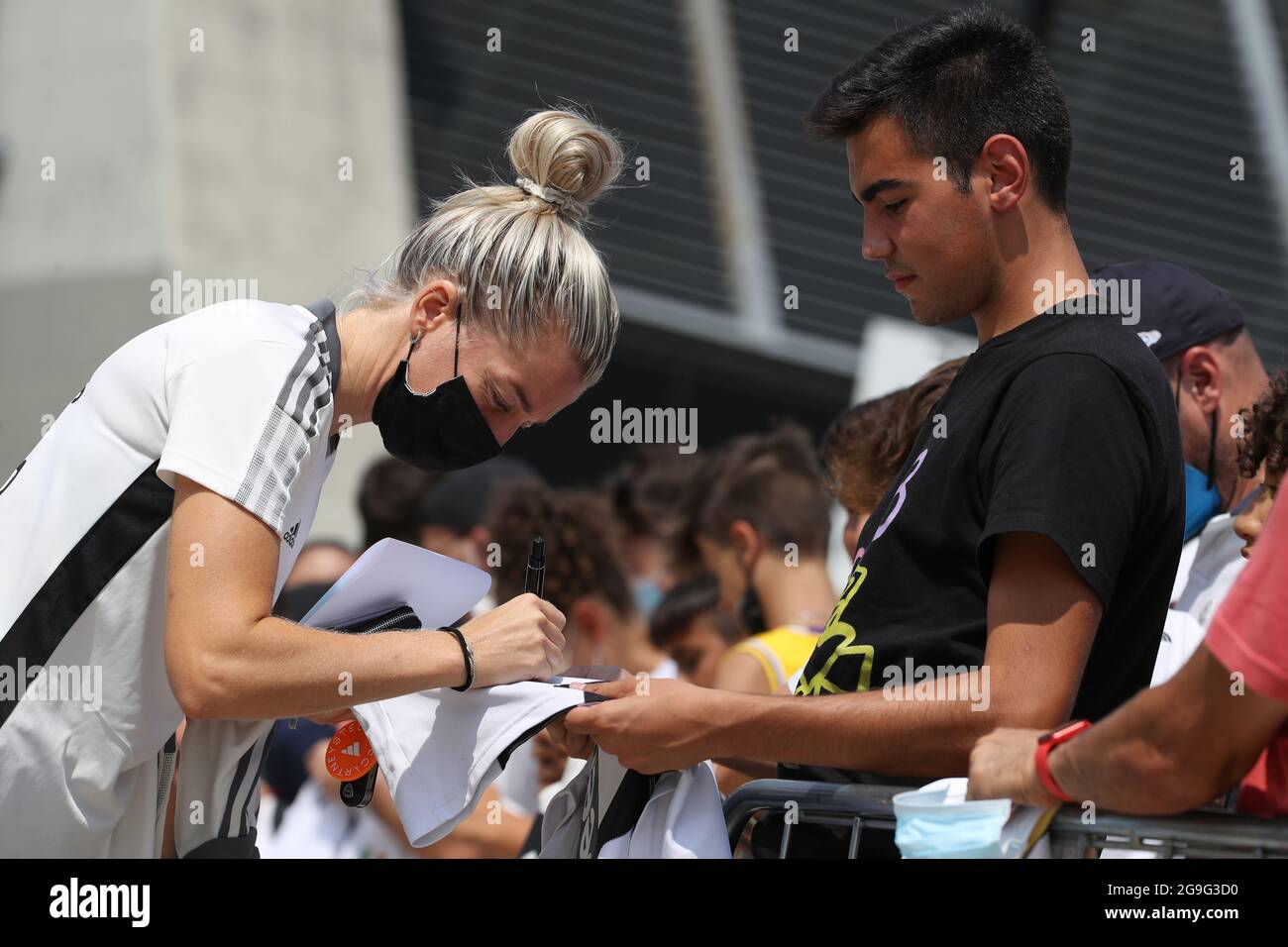 Linda Sembrant von Juventus Women signiert Autogramme und posiert für Fotos, als sie das J Medical Center nach einem medizinischen Besuch in Turin verlässt. Bilddatum: 25. Juli 2021. Bildnachweis sollte lauten: Jonathan Moscrop/Sportimage Stockfoto