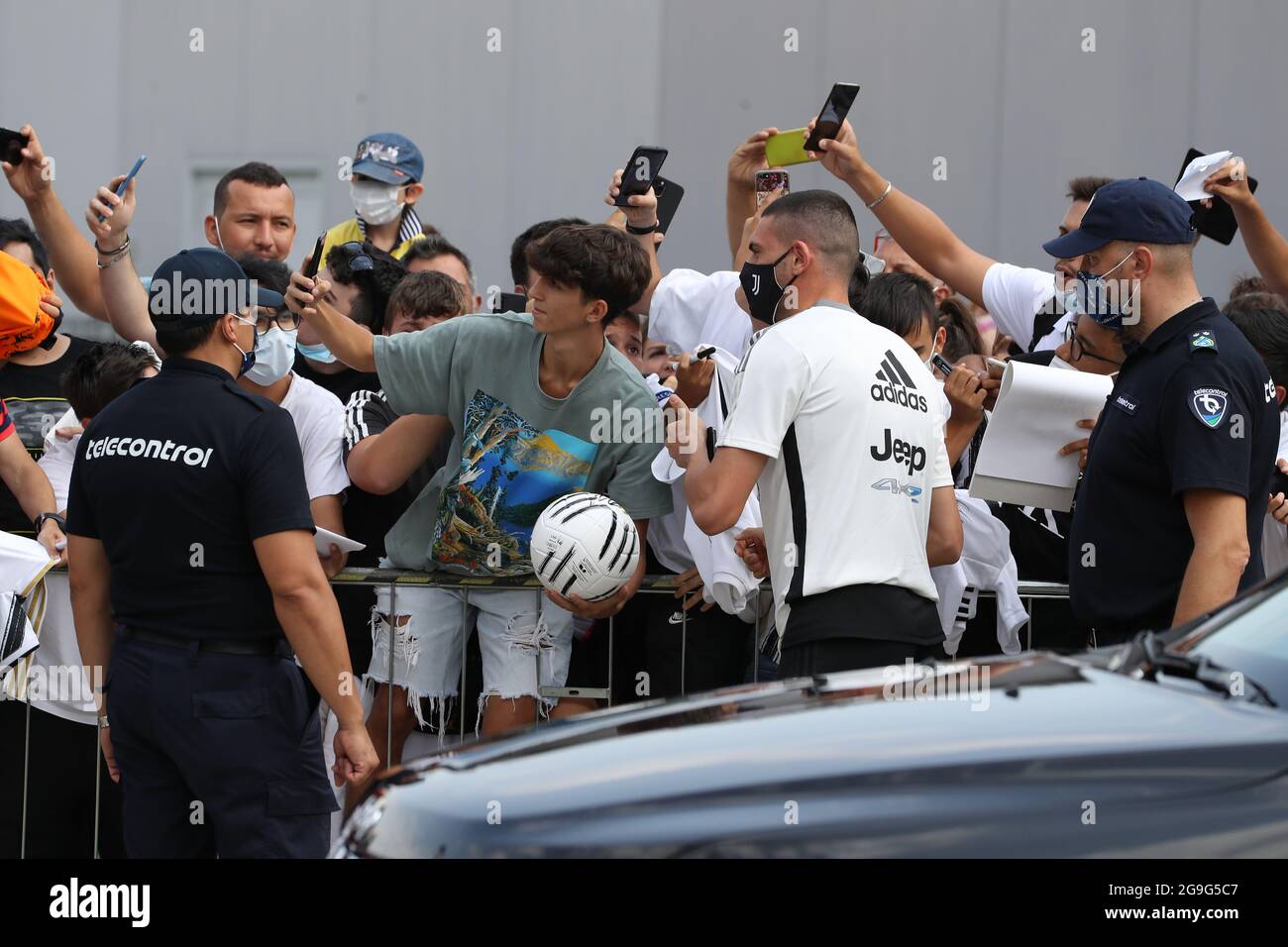 Verdienst Demiral von Juventus posiert mit Fans für Fotos, als er nach seiner Rückkehr zum Dienst in Turin zum medizinischen Zentrum von J eintrifft. Bilddatum: 25. Juli 2021. Bildnachweis sollte lauten: Jonathan Moscrop/Sportimage Stockfoto