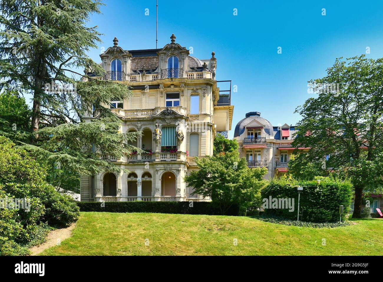 Baden-Baden, Deutschland - Juli 2021: Private Villa im historischen Park 'Lichtentaler Alle' im Kurort Stockfoto