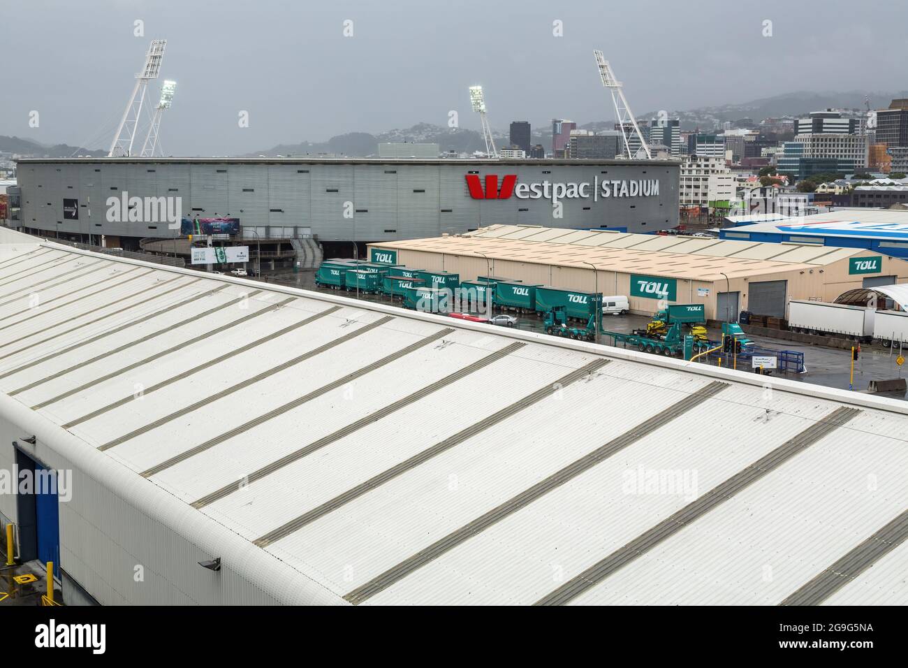 Das Westpac Stadium in Wellington, Neuseeland, vom Hafen von Wellington aus gesehen Stockfoto
