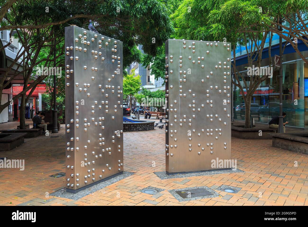 Öffentliche Kunstwerke in Wellington, Neuseeland. Eine Skulptur namens „Invisible City“, mit einem in Braille geschriebenen Gedicht im CBD von Wellington Stockfoto