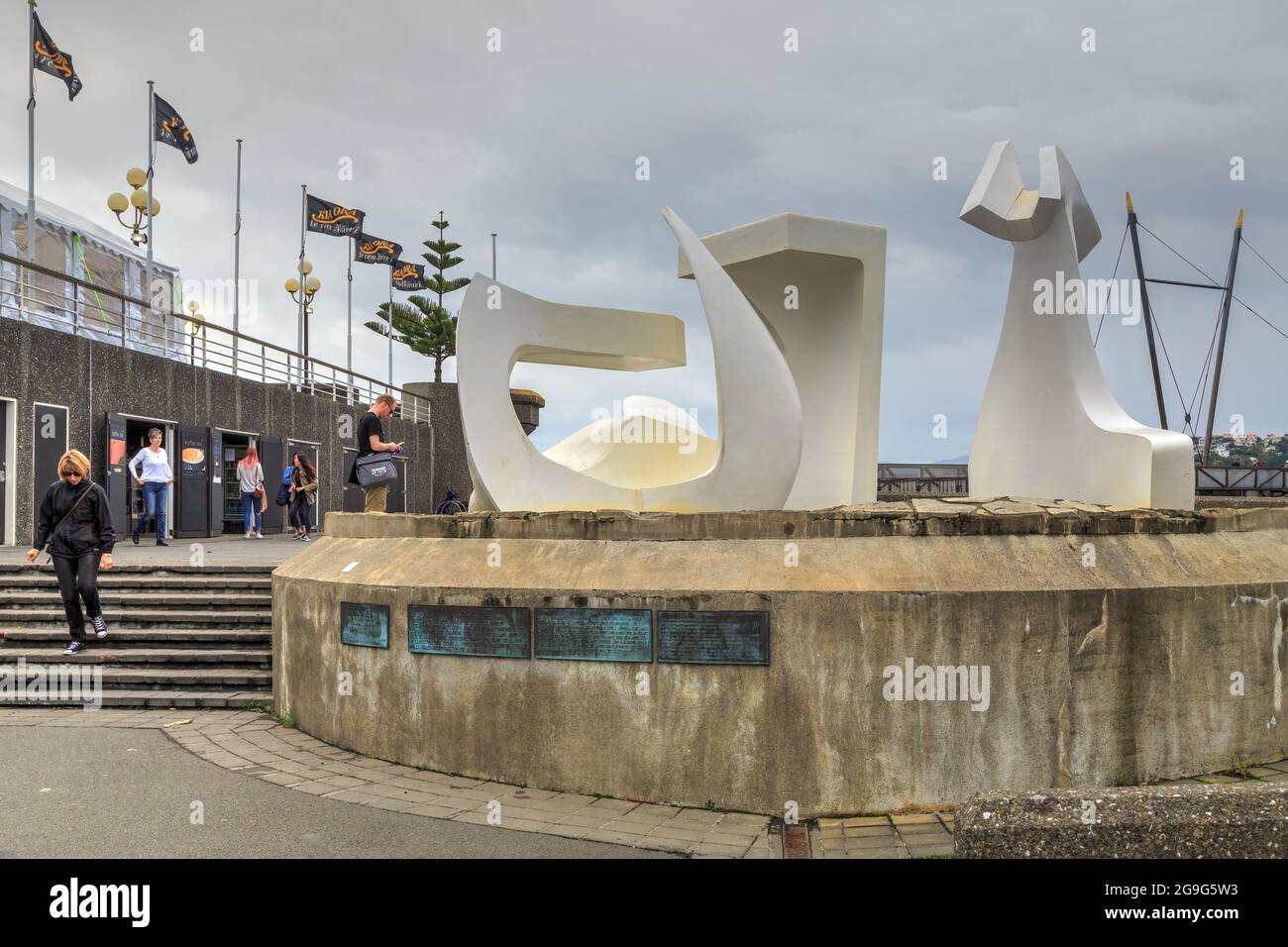 Wellington, Neuseeland. Eine abstrakte Skulptur namens „Albatross“ am Ufer von Wellington Stockfoto