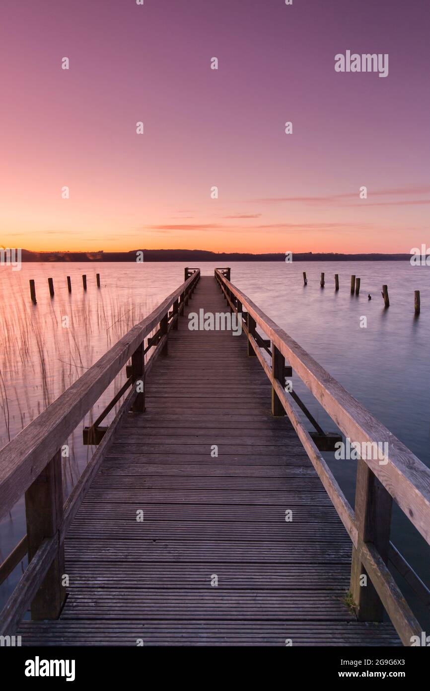 Steg am Ratzeburger See am Abend, Schleswig-Holstein, Deutschland Stockfoto
