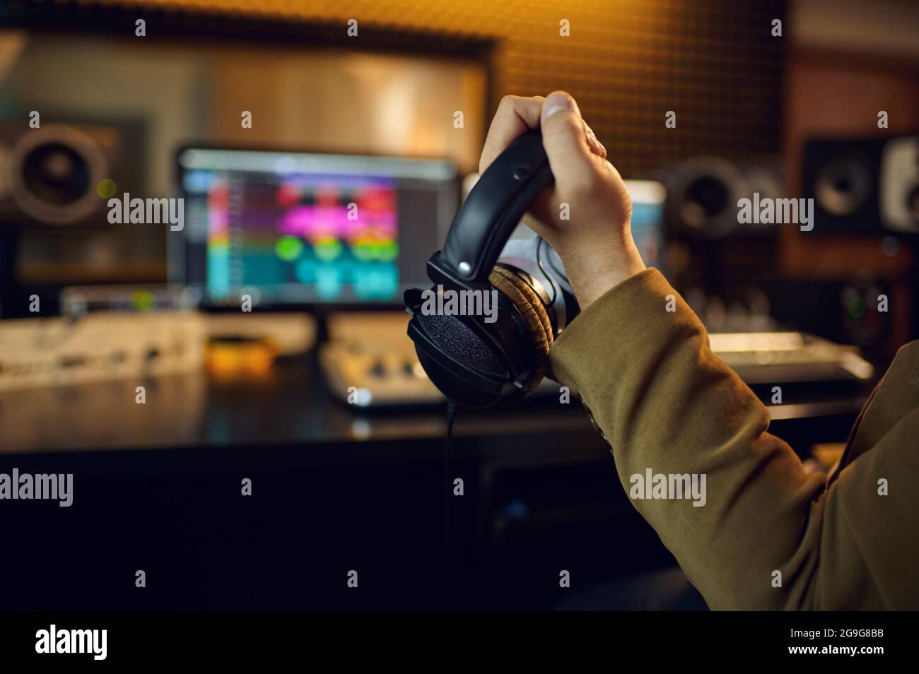 Engineer Hand hält Kopfhörer, Aufnahmestudio Stockfoto