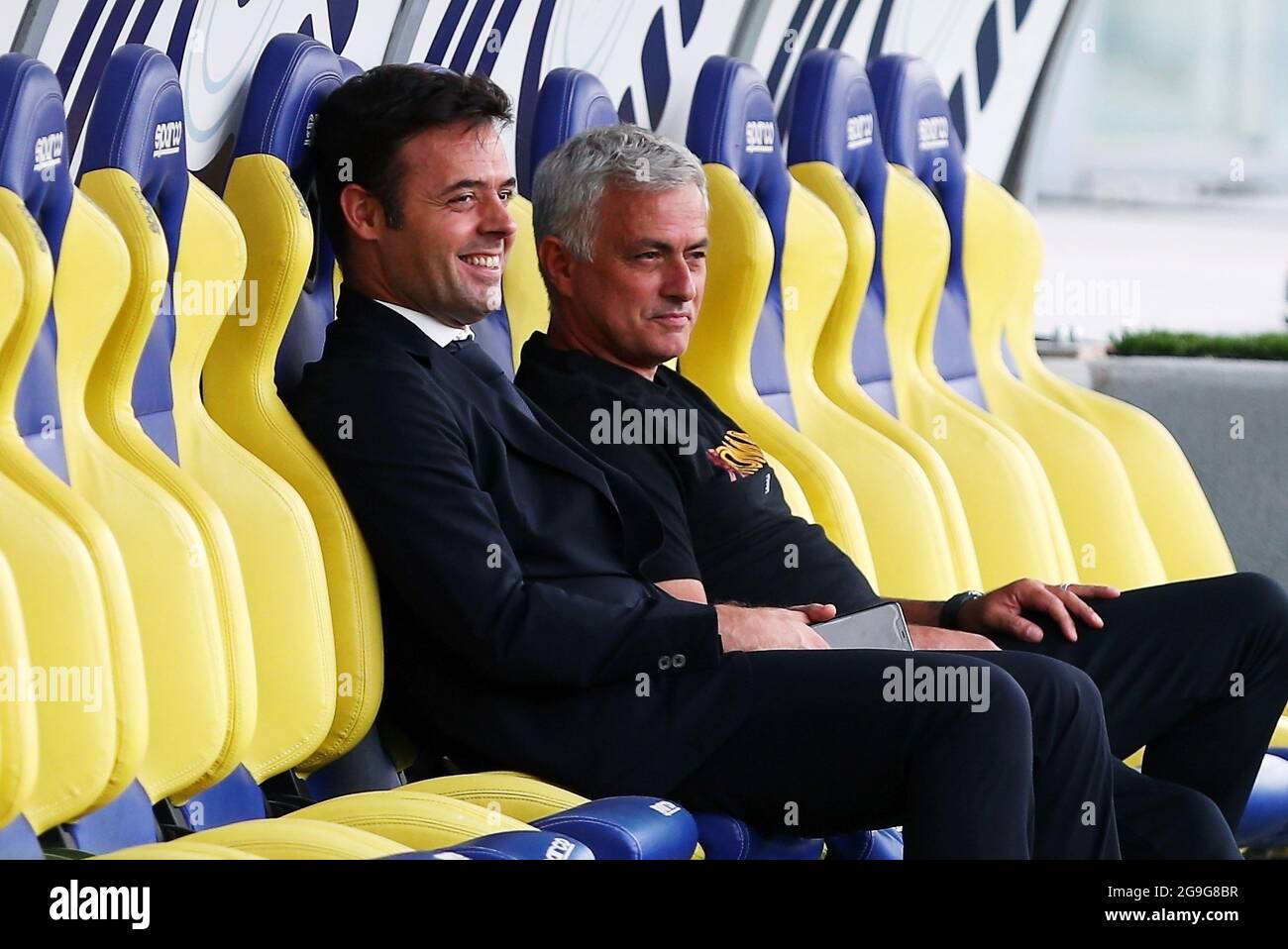 Der General Manager von Roma Tiago Pinto (L) und der Cheftrainer Jose' Mourino (R) während des freundlichen Fußballspiels vor der Saison zwischen AS Roma und Debrecen am 25. Juli 2021 im Stadio Benito Stirpe in Frosinone, Italien - Foto Federico Proietti / DPPI Stockfoto