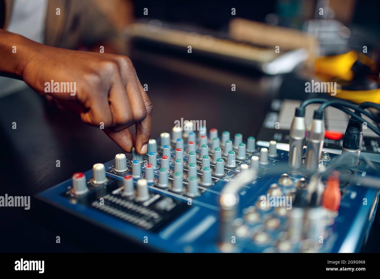 Fröhlicher, männlicher dj in Kopfhörern, Aufnahmestudio Stockfoto