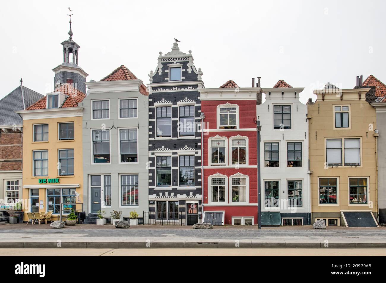 Vlisssingen, Niederlande, 24. Juli 2021: Reihe traditioneller Häuser in der Altstadt mit kontrastierenden Fassaden Stockfoto