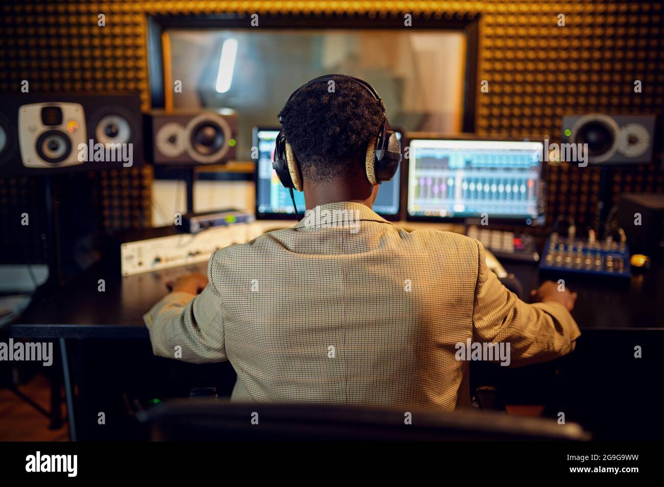 Männlicher Toningenieur beim Mischen von Consol, Rückansicht Stockfoto