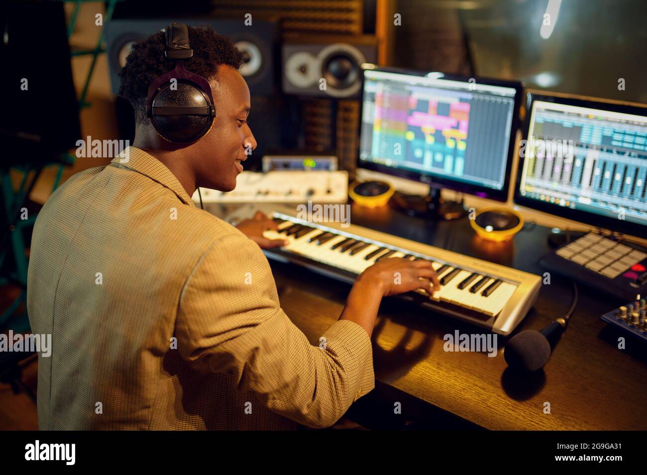 Männlicher dj, der eine Platte hört, Studio aufnimmt Stockfoto