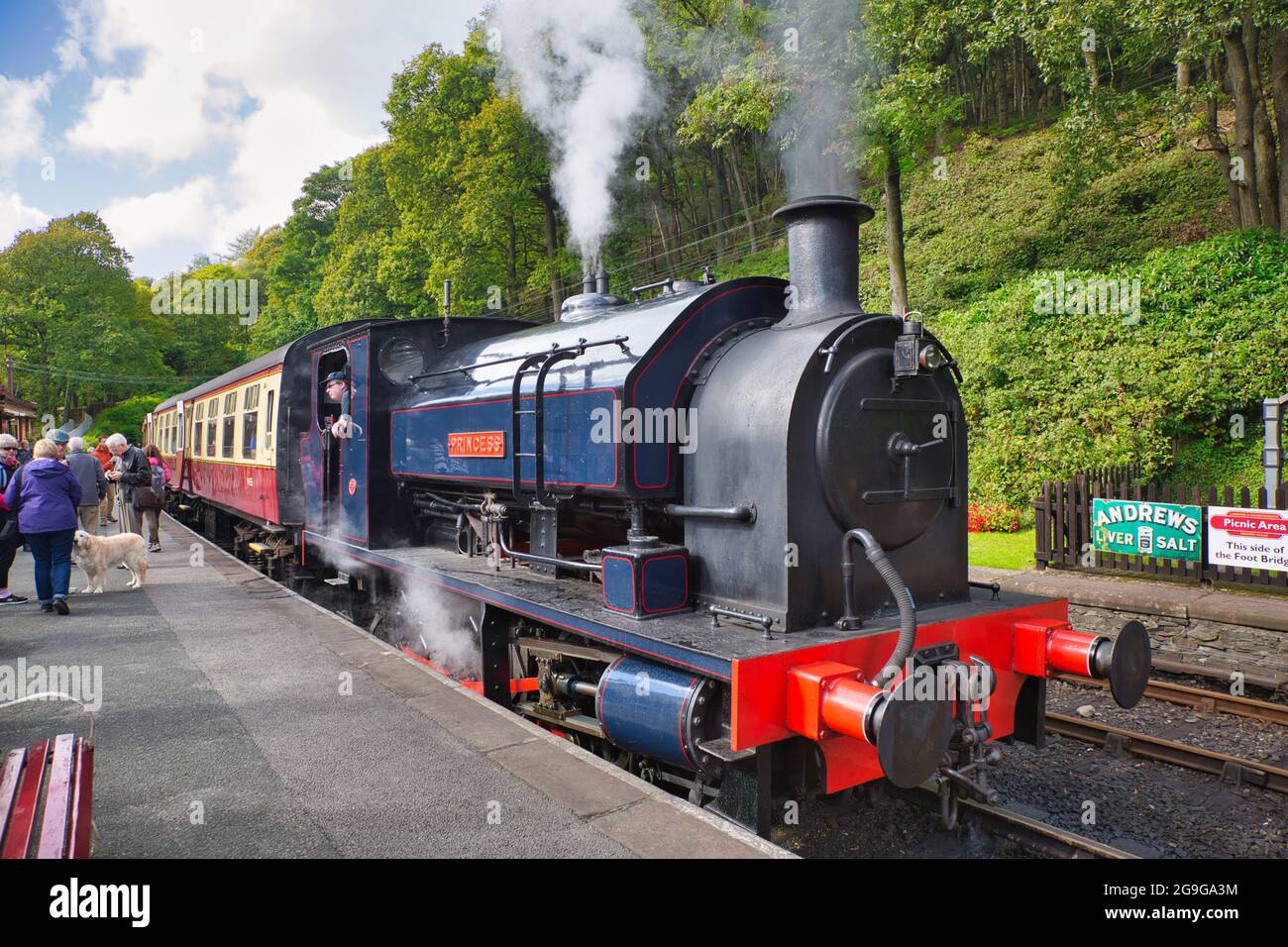 Ein alter Dampfzug an einer Station im Lake District, Cumbria, England, Großbritannien Stockfoto