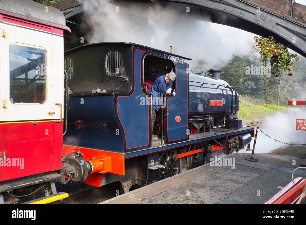 Ein alter Dampfzug an einer Station im Lake District, Cumbria, England, Großbritannien Stockfoto