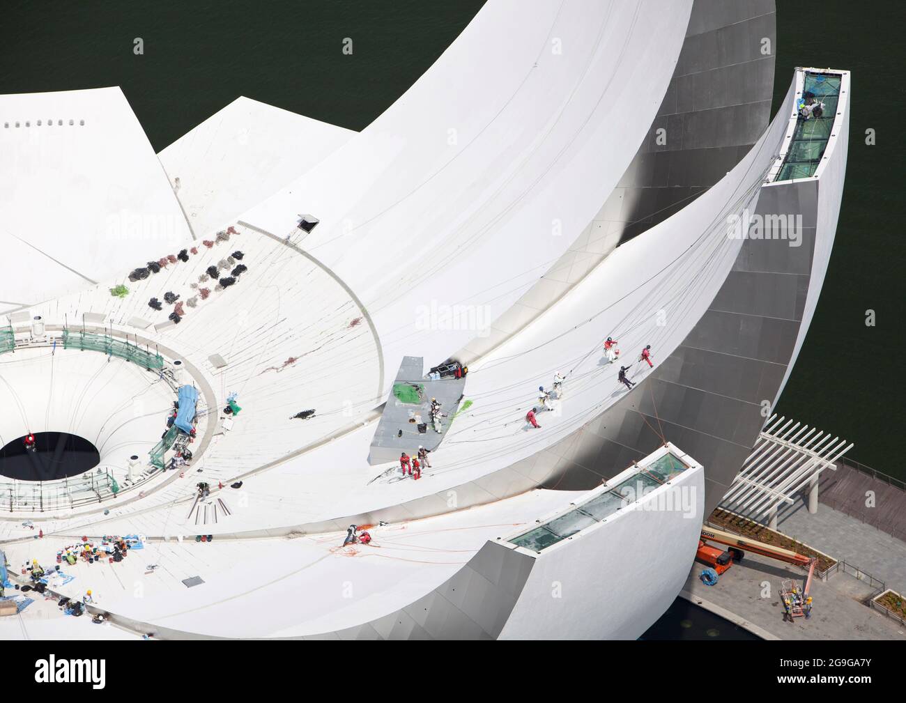 Arbeiter, die sich auf dem Dach des ArtScience-Gebäudes in Singapur abseilen und 2014 Wartungsarbeiten durchführen Stockfoto