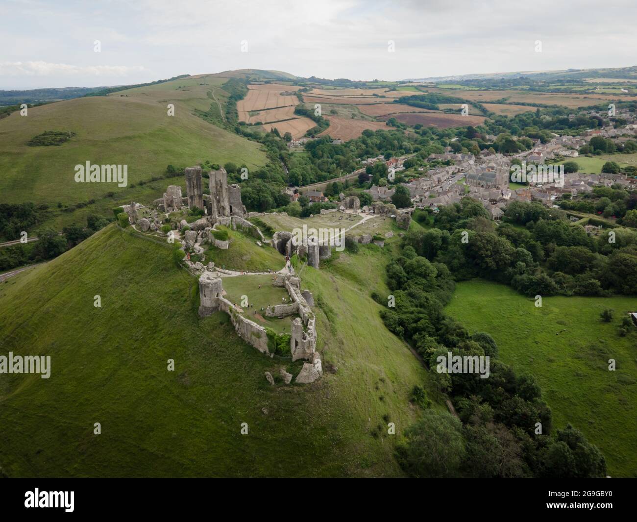 Luftaufnahme von Corfe Castle, einer historischen Ruine in der Nähe von Swanage in Dorsets Jurassic Coast - UK Stockfoto