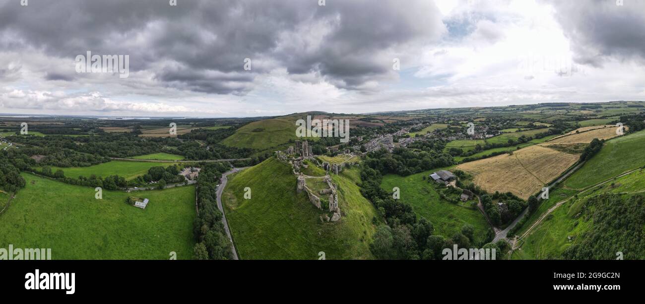 Luftaufnahme von Corfe Castle, einer historischen Ruine in der Nähe von Swanage in Dorsets Jurassic Coast - UK Stockfoto