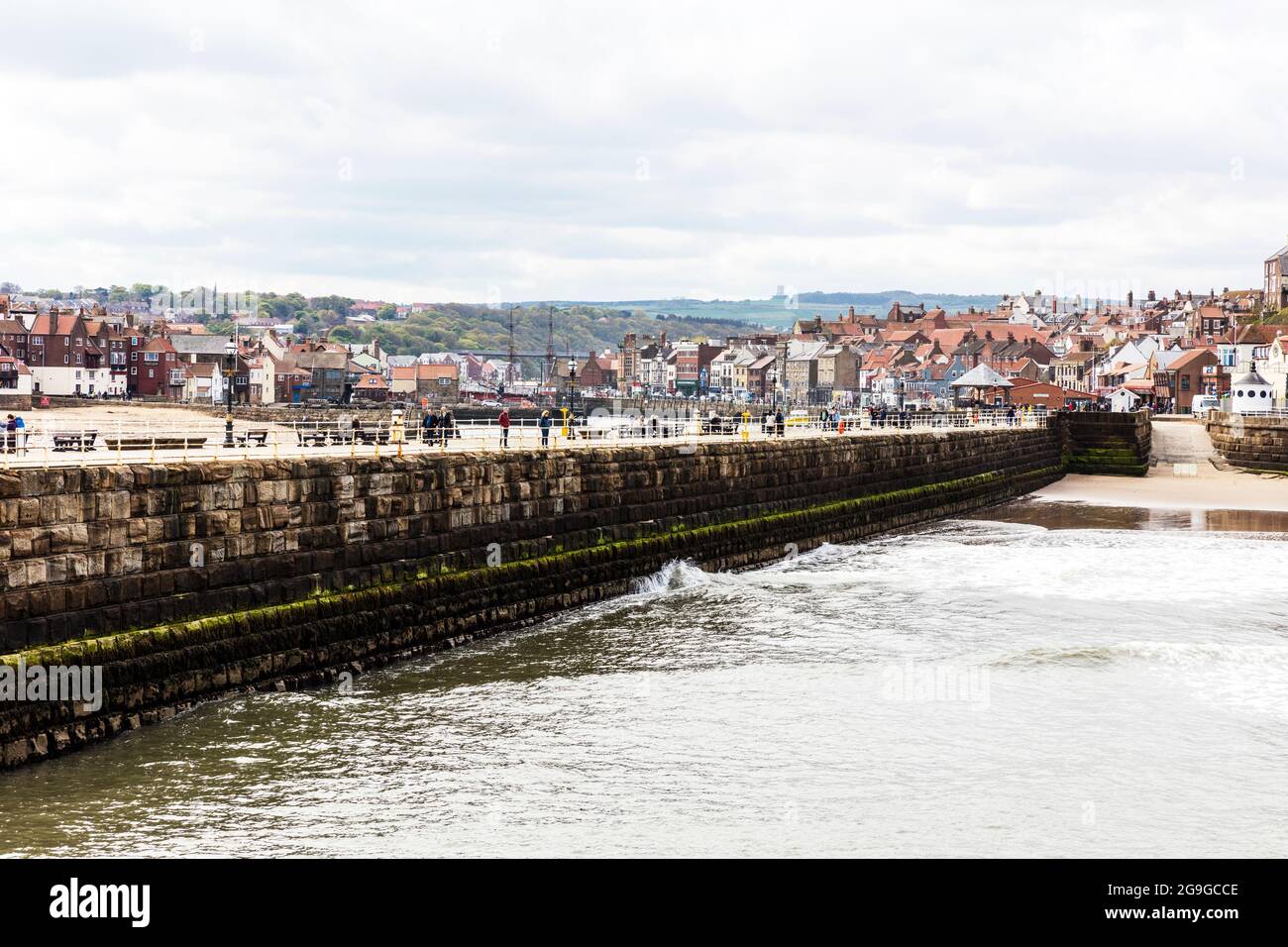 Whitby Harbour Wall, Whitby Town, Yorkshire, Großbritannien, England, Whitby Hafenmauer, Hafenmauer, Hafenmauer, Menschen zu Fuß, Yorkshire Küste, Küstenstadt Stockfoto