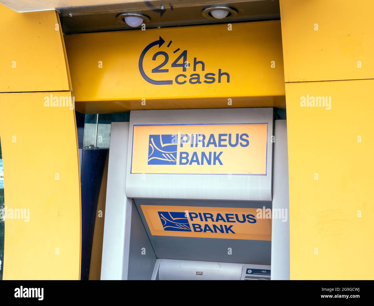 KIEW, UKRAINE - 25. Juli 2021. Geldautomat mit Piraeus Bank Logo. Stockfoto