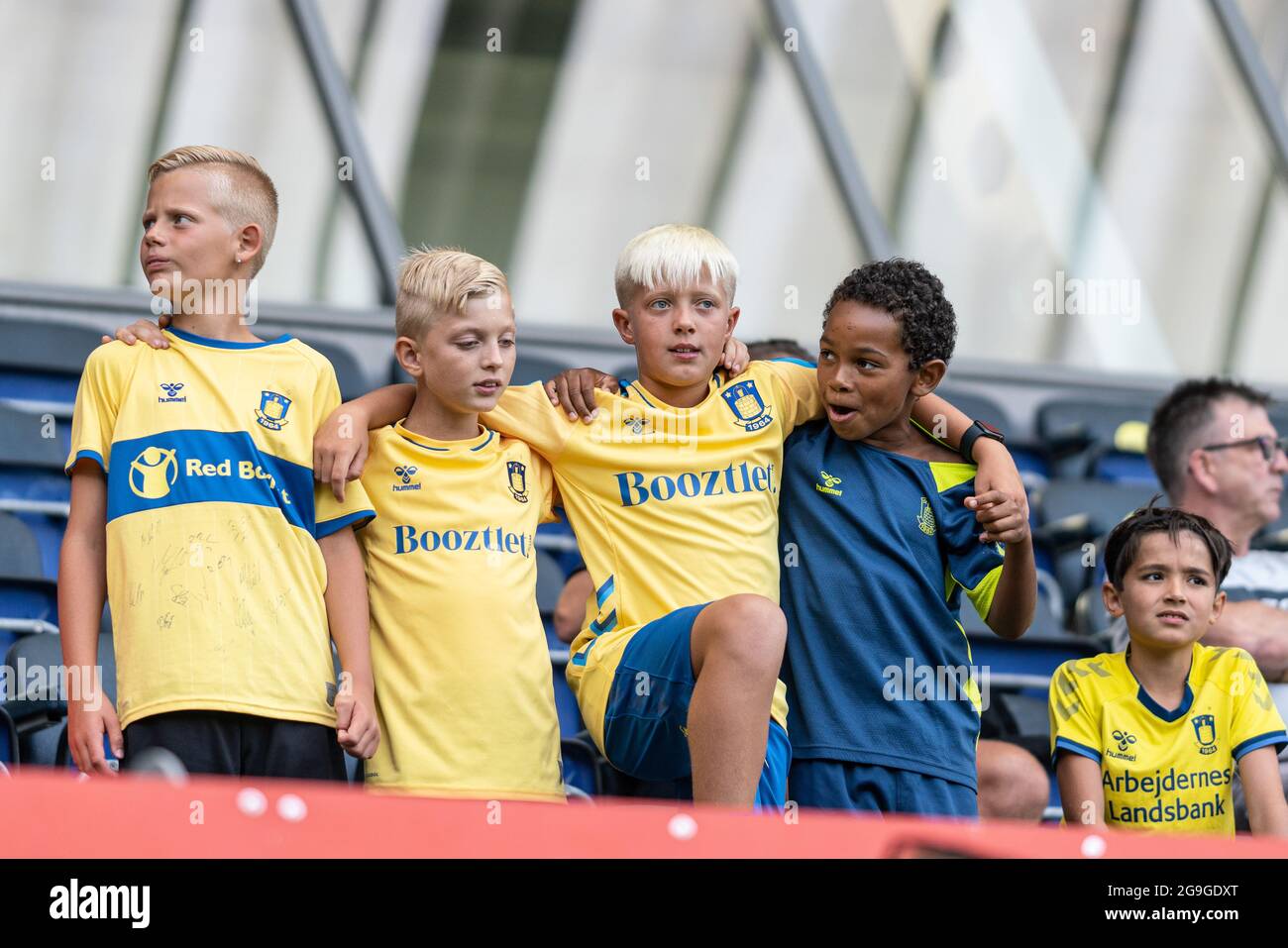 Broendby, Dänemark. Juli 2021. Junge Fußballfans von Broendby WERDEN WÄHREND des 3F Superliga-Spiels zwischen Broendby IF und Viborg FF im Broendby Stadion in Broendby auf den Tribünen gesehen. (Foto: Gonzales Photo/Alamy Live News Stockfoto