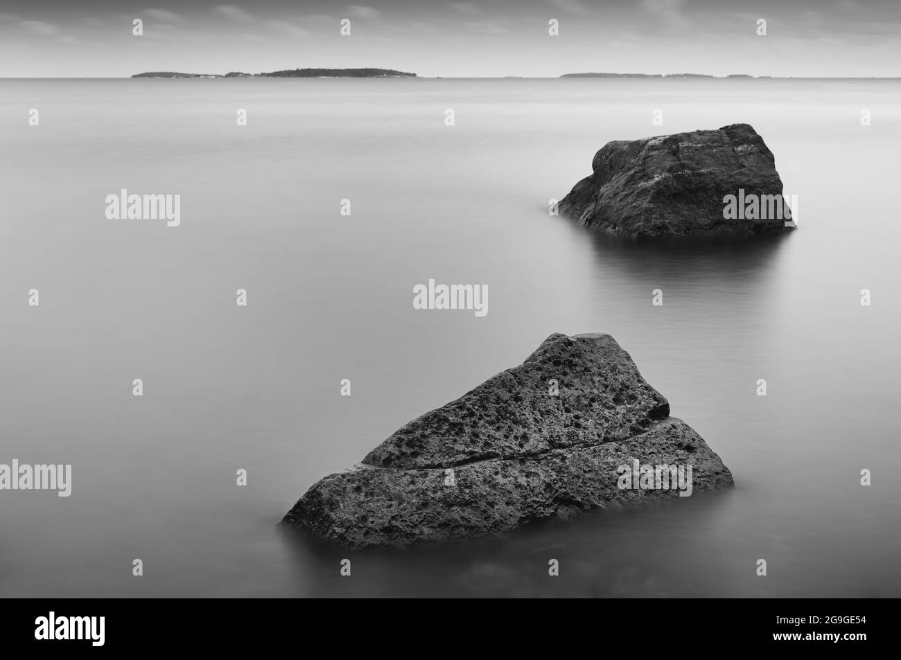 Lange Exposition mit Wasser und Felsen Stockfoto