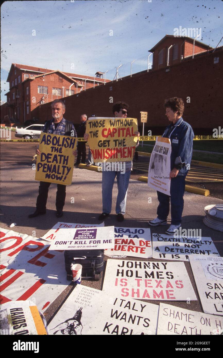 Huntsville, Texas, USA, 3. Februar 1998: Gegner der Todesstrafe protestieren gegen die bevorstehende Hinrichtung des verurteilten Killers Karla Faye Tucker vor den Mauern des texanischen Staatsgefenzers. ©Bob Daemmrich Stockfoto
