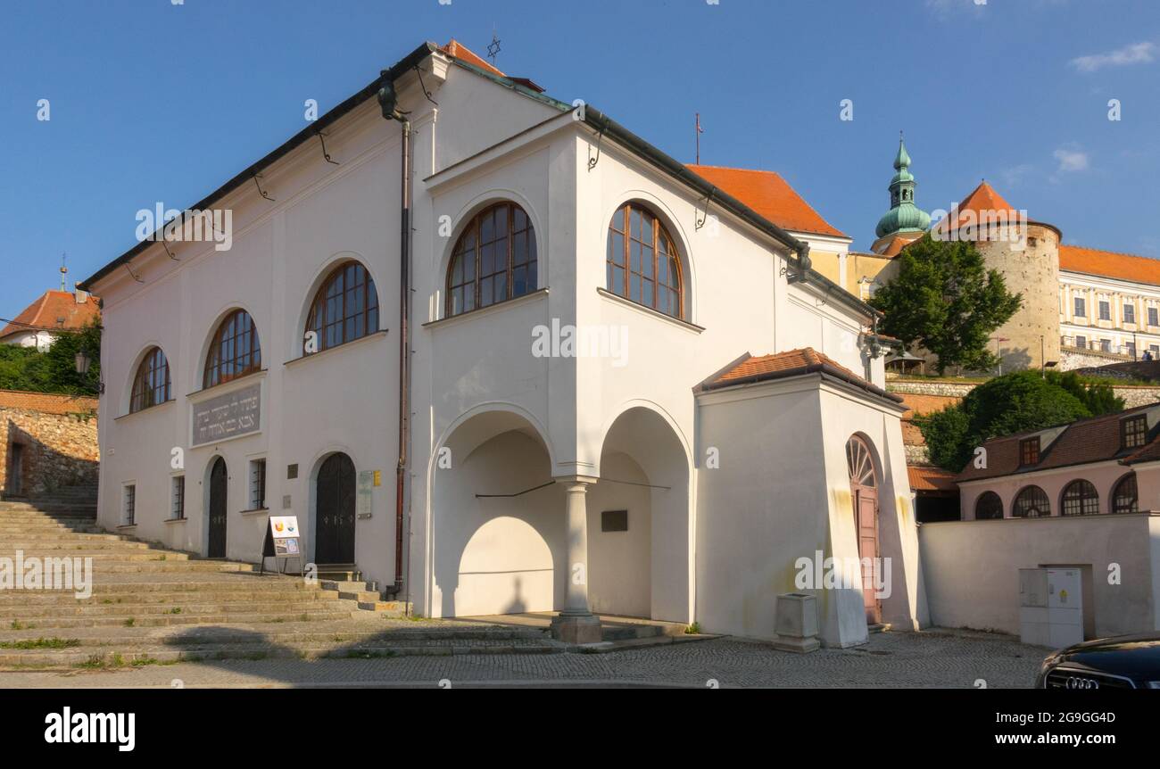 Mikulov Tschechische Republik Jüdische Synagoge unterhalb des Schlosses Stockfoto