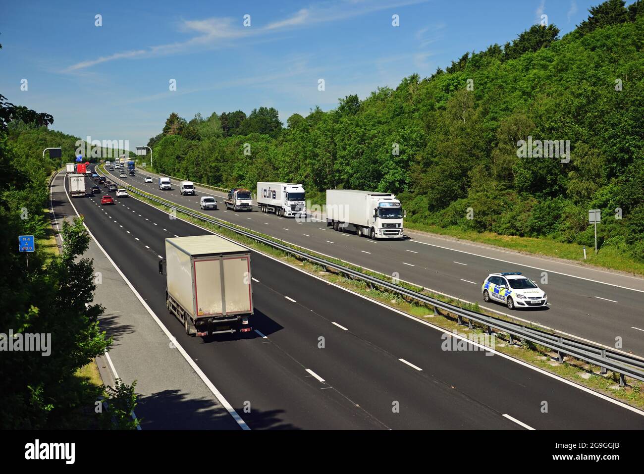 Die Autobahn M4 in der Nähe von Sutton Benger in Wiltshire, zwischen den Kreuzungen 16 und 17, mit Blick nach Westen. Stockfoto