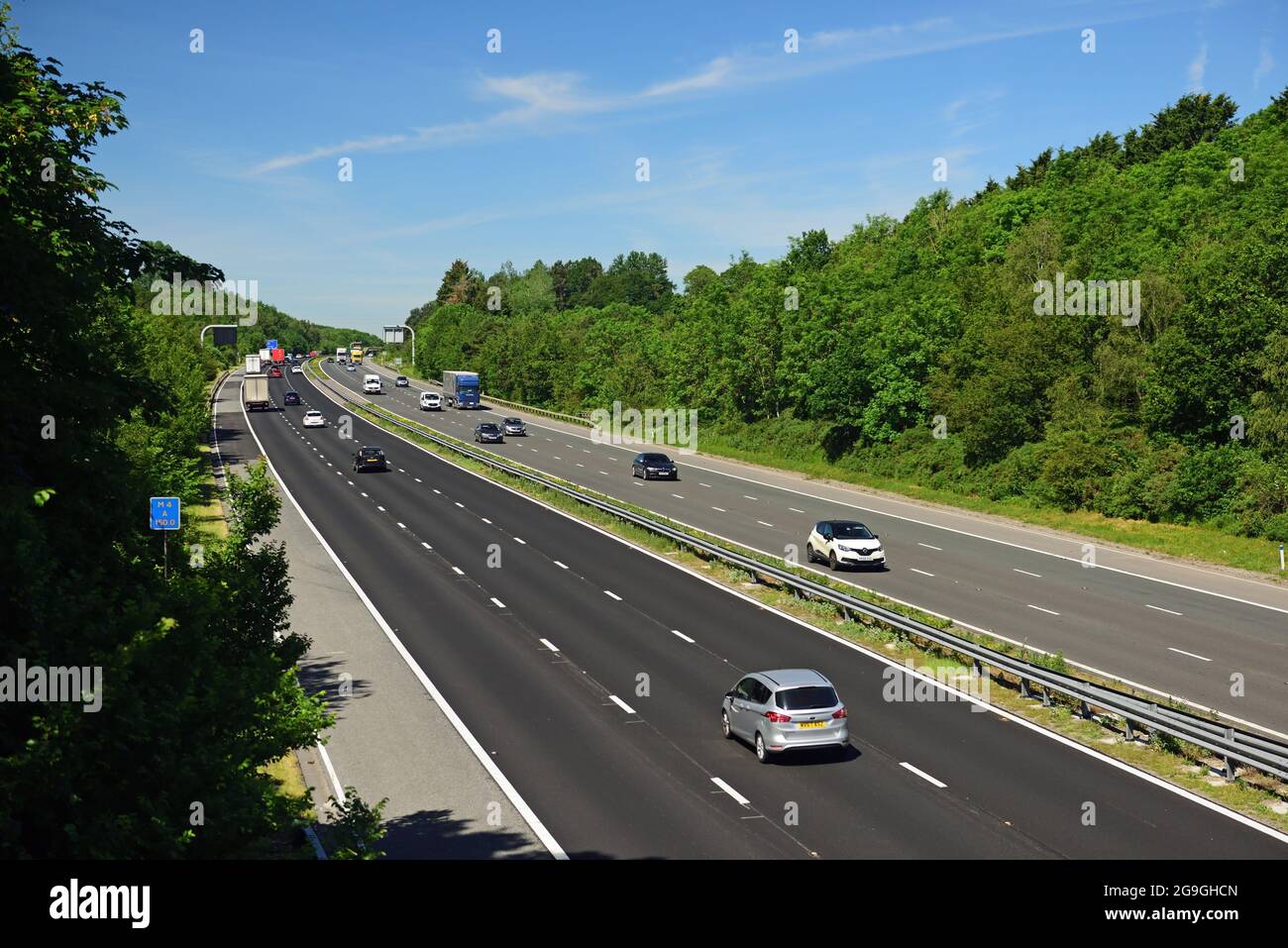 Die Autobahn M4 in der Nähe von Sutton Benger in Wiltshire, zwischen den Kreuzungen 16 und 17, mit Blick nach Westen. Stockfoto