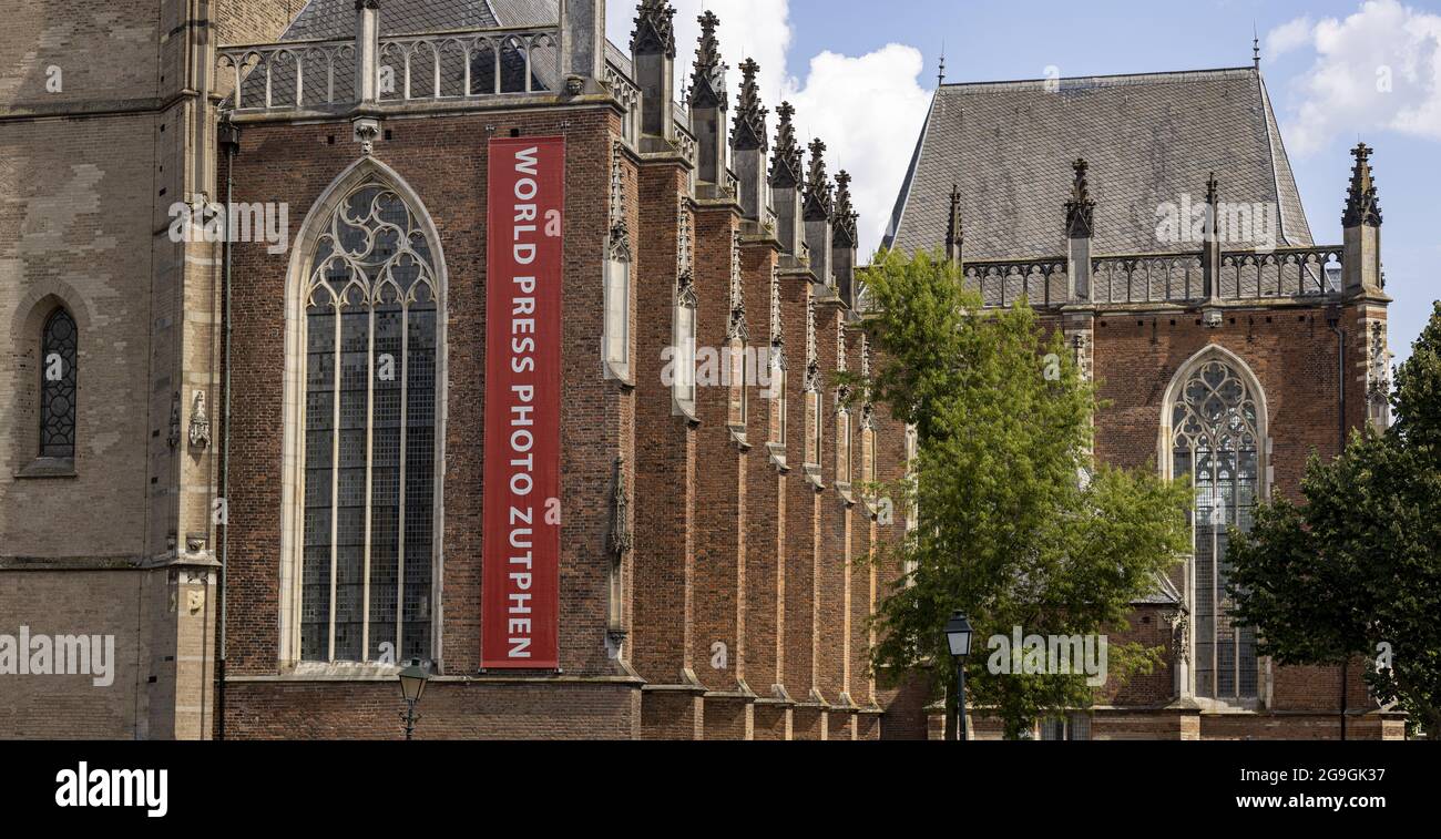 ZUTPHEN, NIEDERLANDE - 25. Jul 2021: Banner mit der Weltpresse Fotoausstellung, die an der Walburgiskerk Kathedrale hängt, wo die Ausstellung ist Stockfoto