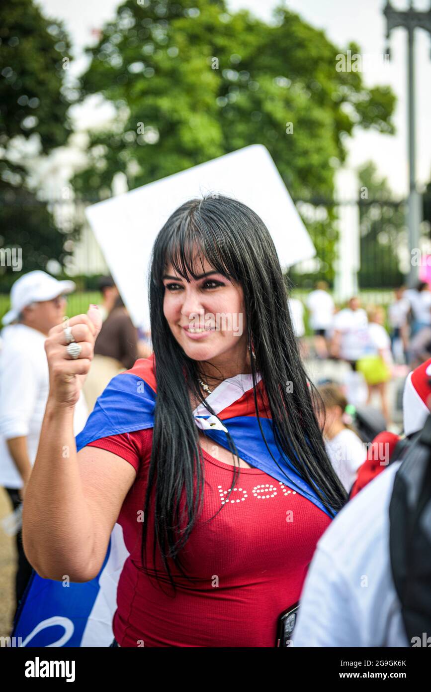 WASHINGTON DC, DC, USA. Juli 2021. Am 25. Juli versammelten sich in Washington DC Tausende von regimesfeindlichen Demonstranten Kubas vor dem Sonntag im Weißen Haus. Kubanische Demonstranten in Washington wollen, dass Präsident Biden mehr Druck auf die kubanische Regierung ausübt. Tausende von Demonstranten versammeln sich vor dem Weißen Haus, um den nationalen Feiertag am 26. Juli in Kuba zu feiern. Die Demonstranten forderten Joe Biden auf, den Druck auf Kuba nach historischen Protesten für die Demokratie auf der Insel zu erhöhen. (Bild: © Ardavan Roozbeh/ZUMA Press Wire) Stockfoto