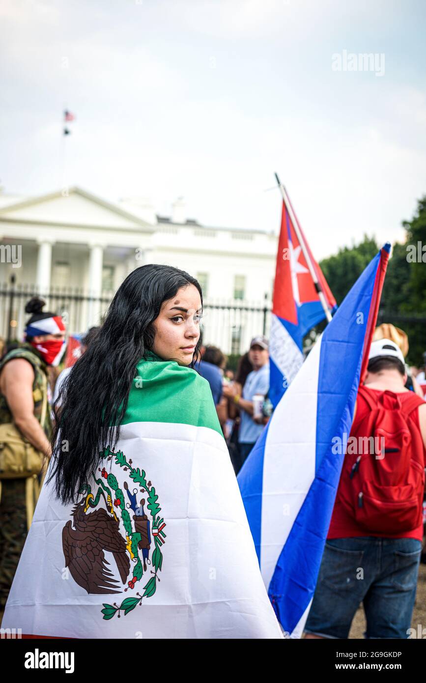 WASHINGTON DC, DC, USA. Juli 2021. Am 25. Juli versammelten sich in Washington DC Tausende von regimesfeindlichen Demonstranten Kubas vor dem Sonntag im Weißen Haus. Kubanische Demonstranten in Washington wollen, dass Präsident Biden mehr Druck auf die kubanische Regierung ausübt. Tausende von Demonstranten versammeln sich vor dem Weißen Haus, um den nationalen Feiertag am 26. Juli in Kuba zu feiern. Die Demonstranten forderten Joe Biden auf, den Druck auf Kuba nach historischen Protesten für die Demokratie auf der Insel zu erhöhen. (Bild: © Ardavan Roozbeh/ZUMA Press Wire) Stockfoto