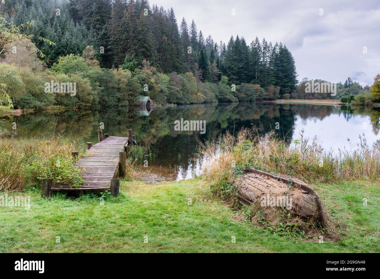 Herbstfarbe hinter dem Bootshaus am Milton Basin am Loch ARD. Stockfoto