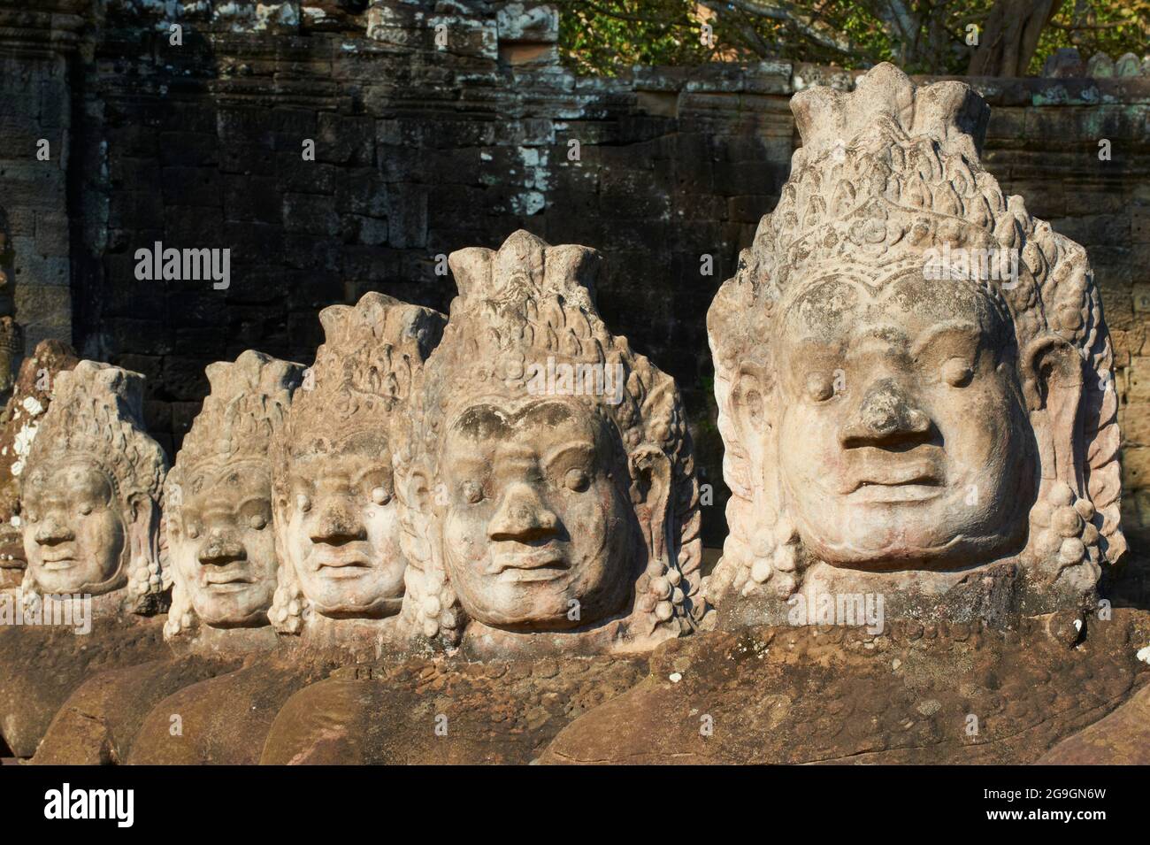 Südostasien, Kambodscha, Provinz Siem Reap, Angkor-Stätte, UNESCO-Weltkulturerbe seit 1992, Antike Stadt Angkor Thom, Südtor, Statue von Stockfoto