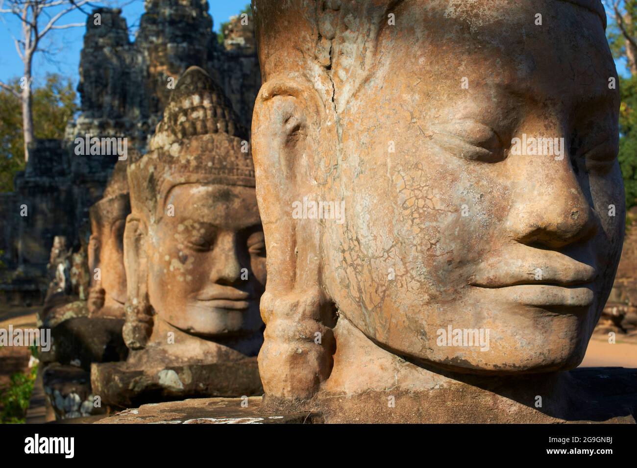 Südostasien, Kambodscha, Provinz Siem Reap, Angkor-Stätte, UNESCO-Weltkulturerbe seit 1992, Antike Stadt Angkor Thom, Südtor, Statue von Stockfoto