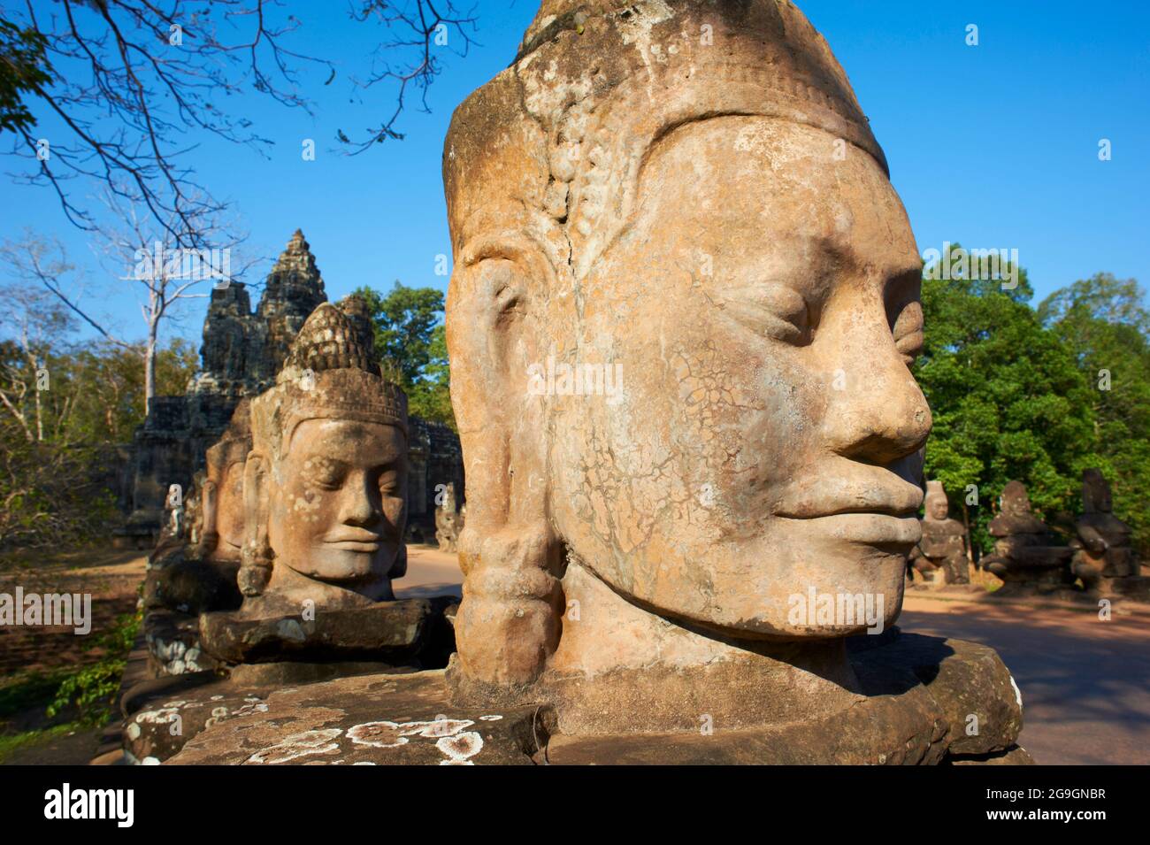 Südostasien, Kambodscha, Provinz Siem Reap, Angkor-Stätte, UNESCO-Weltkulturerbe seit 1992, Antike Stadt Angkor Thom, Südtor, Statue von Stockfoto