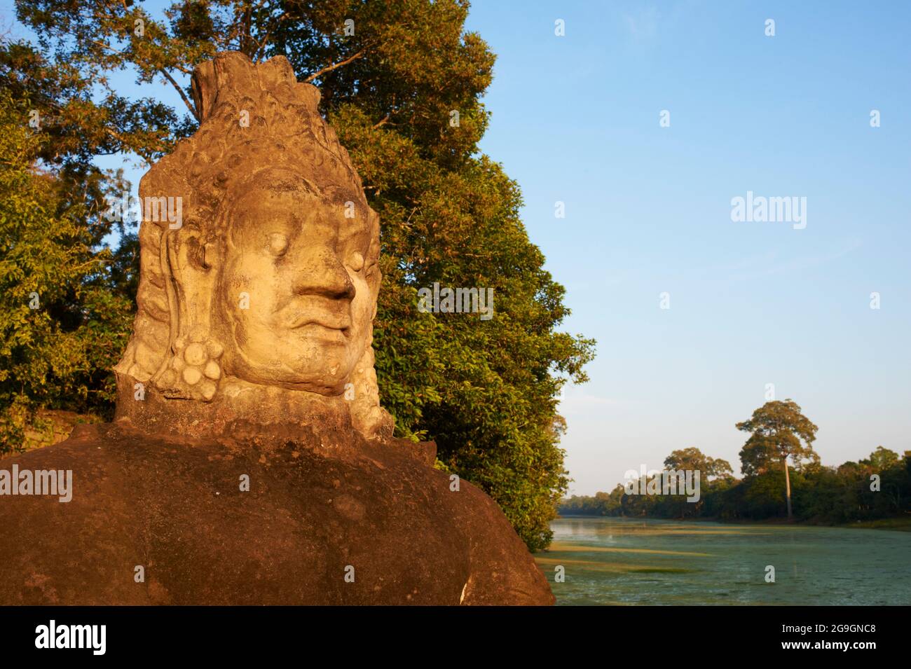 Südostasien, Kambodscha, Provinz Siem Reap, Angkor-Stätte, UNESCO-Weltkulturerbe seit 1992, Antike Stadt Angkor Thom, Südtor, Statue von Stockfoto