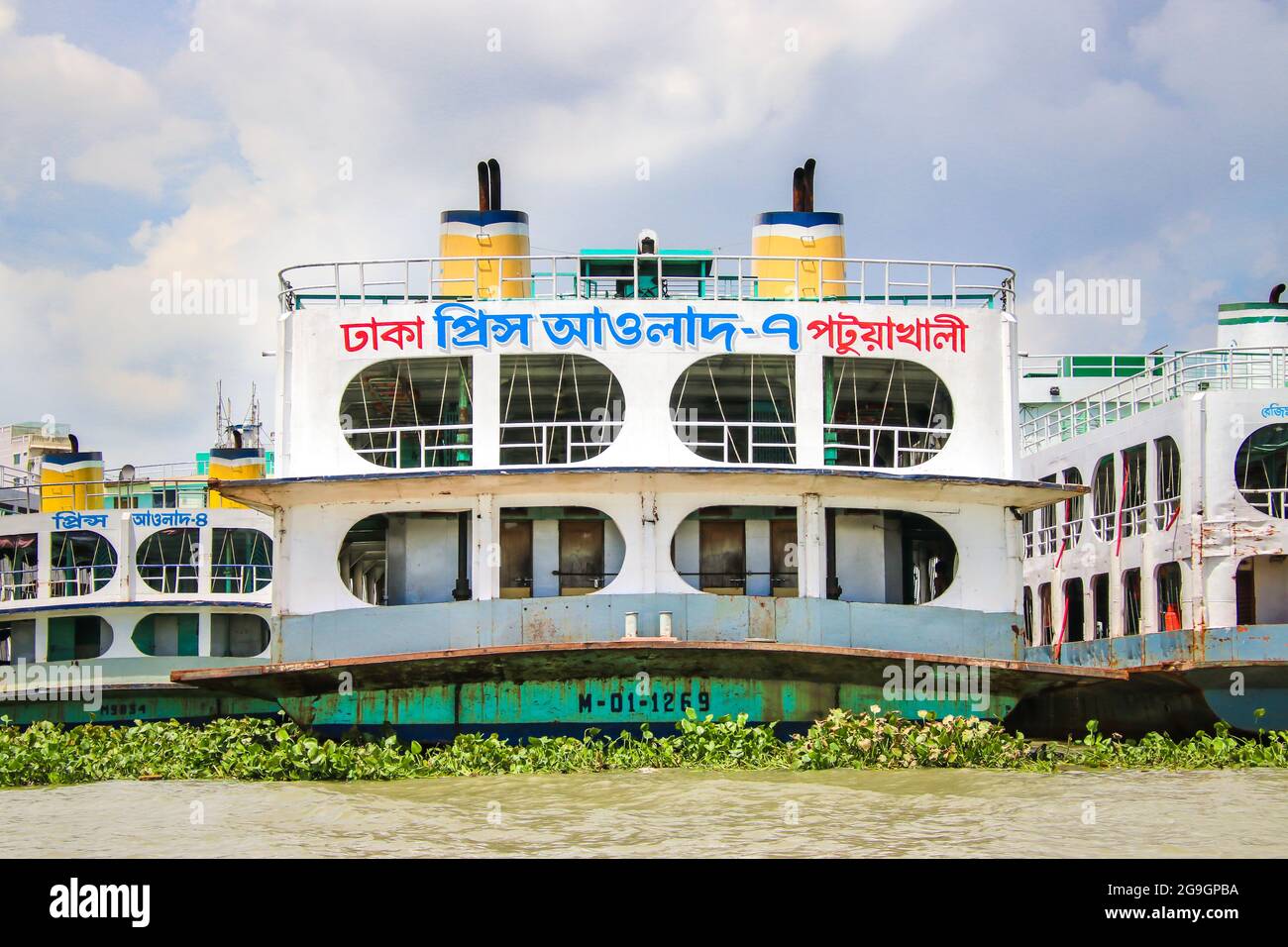 Eine Fähre vor Anker am Ufer des Flusses Buriganga. Die Fähre ist ein sehr wichtiges Kommunikationsmittel mit dem südlichen Teil von Bangladesch Stockfoto