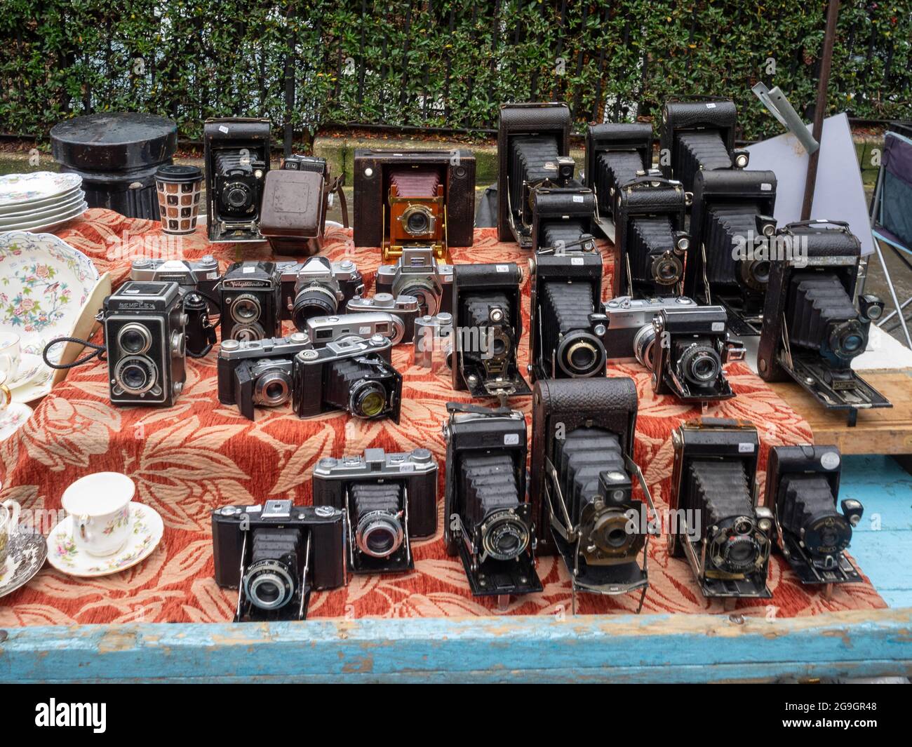 Schwarz / weiß Bild Vintage Kameras für Verkauf auf einem Flohmarkt  Stockfotografie - Alamy